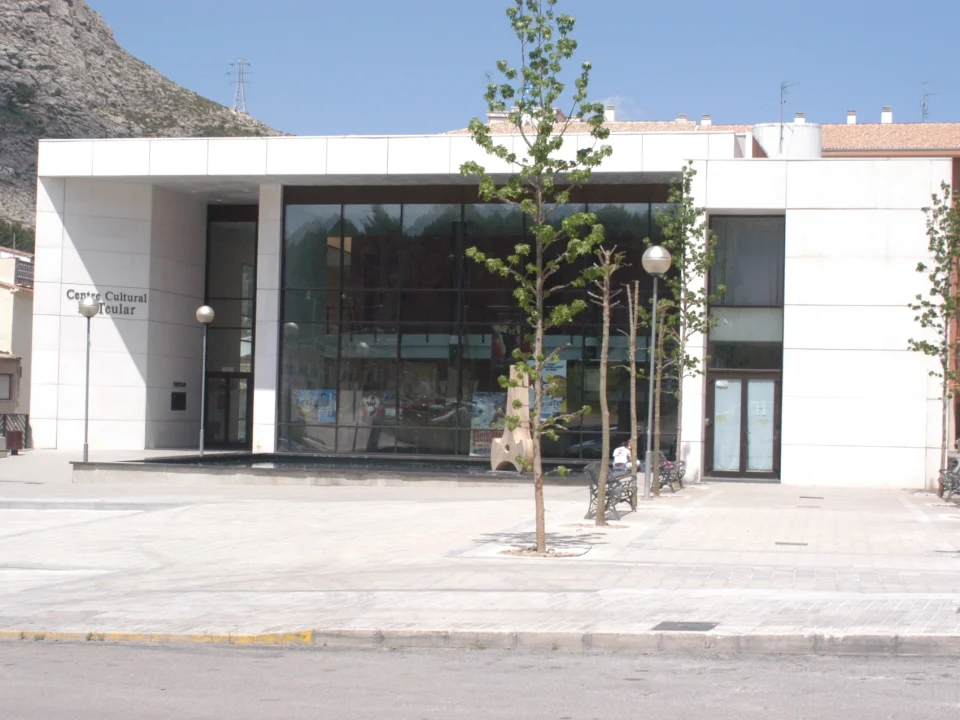 centro cultural de Teulada, edificio moderno, arquitectura contemporánea, espacio público cultural