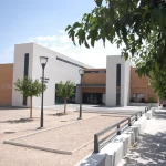 centro social de Rafelblanc, edificio moderno, fachada blanca y marrón, espacio comunitario