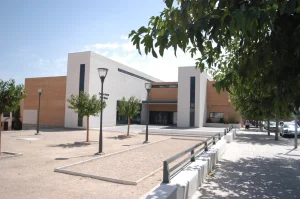 centro social de Rafelblanc, edificio moderno, fachada blanca y marrón, espacio comunitario