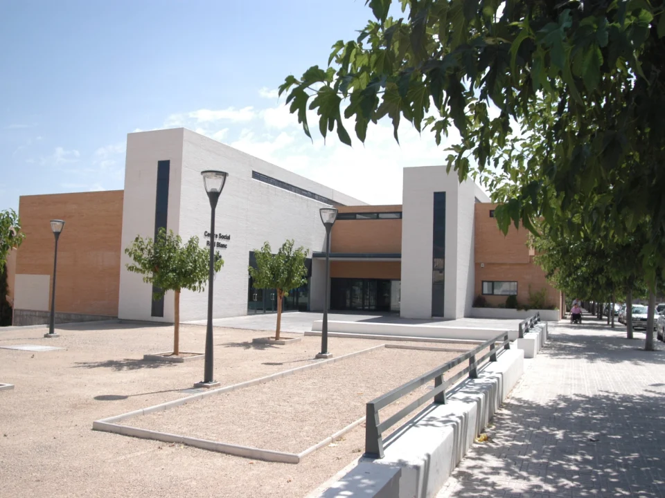 centro social de Rafelblanc, edificio moderno, fachada blanca y marrón, espacio comunitario