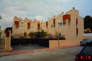 edificio residencial Las Garcinas, fachadas beige y marrón, complejo de viviendas con entrada privada