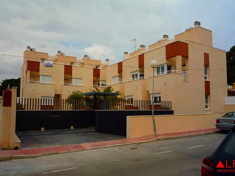 edificio residencial Las Garcinas, fachadas beige y marrón, complejo de viviendas con entrada privada